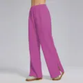 Vista detallada de pantalones de chándal rosa amplios con talle alto y aberturas laterales. - S / Rosa rojo