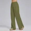 Detalle de pantalones deportivos holgados verde oliva con dobladillo abierto y cintura. - Verde Militar