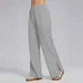 Vista detallada de pantalones de chándal anchos y informales con elegante abertura. - S / Gris