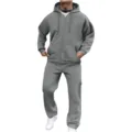 Detail de gros plan du sweat a capuche en molleton gris et du pantalon de survetement. - Gris
