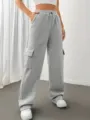 Vista dettagliata di pantaloni cargo grigi casual con vita elasticizzata coulisse e tasche. - Taglia S / Grigio