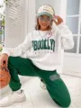 Lässiges weißes Sweatshirt und grüne Jogginghose Set mit Brooklyn Buchdruck für Alltag. - S / Oben Und Unten / Weiß Typ 1