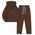 Primo piano del completo marrone con felpa mezza zip e pantaloni larghi con coulisse. - Caffè