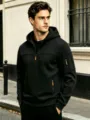 Felpa con cappuccio nera da uomo con mezza zip e tasche multiple, stile streetwear casual. - Nero