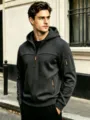 Felpa con cappuccio da uomo grigio scuro mezza zip e tasche multiple, pullover casual. - Grigio scuro