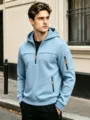 Felpa con cappuccio e mezza zip da uomo in azzurro chiaro con tasche multiple e stile unico. - Azzurro