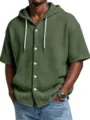 Vista detallada de la sudadera con capucha de manga corta tipo gofrado para hombre con botones. - S / Verde Militar