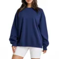 Vue détaillée du sweat-shirt à manches longues et col rond bleu foncé, coupe ample. - Sweatshirt à col rond bleu marine