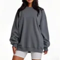 Vue détaillée du sweat-shirt gris foncé ample présentant une texture de tissu douce et souple. - Sweat-shirt à col rond gris foncé
