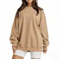 Détail de sweat-shirt kaki ample à col rond montrant un tissu doux et coupe confortable. - Sweatshirt à col rond camel
