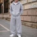 Gedetailleerd overzicht van casual grijze streetwear hoodie met wijde sweatpants. - S / Top en Broek / Lichtgrijs Set