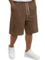 Detailopname van de bruine heren casual korte broek met verstelbaar wit trekkoord. - koffiekleur