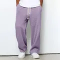 Vue détaillée de pantalon ample décontracté en tricot gaufré pour homme en couleur mauve. - Mauve Clair
