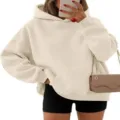 Vista de detalle de sudadera con capucha oversize de felpa con hombros caídos y tela suave. - S / Caqui