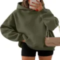 Vista dettagliata della felpa con cappuccio oversize in pile verde militare per tutti. - Taglia S / Verde militare
