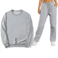 Conjunto de chándal informal gris liso con sudadera de cuello redondo y pantalones para todos. - Gris