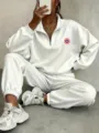 Conjunto de sudadera con cuello alto y cremallera de cuarto y pantalón de chándal blanco para mujer. - S / Top y Pantalón / Blanco Insignia Moneda