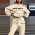 Ensemble de survêtement beige avec sweat à capuche et pantalon, impression Milano Italy. - Abricot