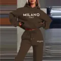 Ensemble sweat à capuche et pantalon de survêtement marron avec impression Milano Italy. - Café