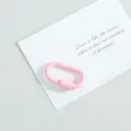 Detailansicht eines rosafarbenen O-Ring-Federverschlusses für DIY-Schmuckzubehör - 3.6 cm / Rosa