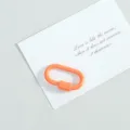 Nahaufnahme eines orangefarbenen, drehbaren O-Ring Federverschlusses für DIY-Schmuck - 3.6 cm / Orange