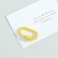 Detailansicht eines gelb lackierten O-förmigen Schraubverschlusses für DIY-Schmuck. - 3.6 cm / Gelb