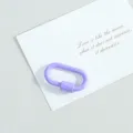 Nahaufnahme einer lila lackierten O-förmigen Federringschnalle für DIY-Schmuckherstellung - 3.6 cm / Lila