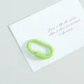 Detaillierte Makroansicht eines lindgrünen, lackierten O-Ring-Federverschlusses - 3.6 cm / Grün