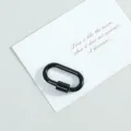 Detailaufnahme eines schwarz lackierten ovalen Federverschlusses für DIY-Schmuck. - 3.6 cm / Schwarz