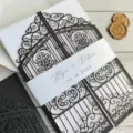 Elegante invitación de boda negra cortada con láser y banda para el vientre - Set de Invitación (Con Impresión de Página Interior y Banda) / Negro Purpurina