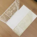 Elegante invitación de boda cortada con láser crema con detalles de purpurina dorada - Solo Cubierta / Blanco Roto