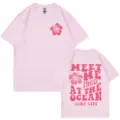 Rosa Grafik T-Shirt mit niedlichem Hibiskusblüten und Strand Surf Ozean Print Design. - Rosa