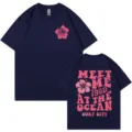 Dunkelblaues Kurzarm T-Shirt mit rosa Hibiskusblüte und retro Strand Surf City Druck. - S / Oberteile / Marineblau