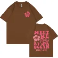 Braunes Kurzarm T-Shirt mit rosa Grafikprint vorne und am Rücken im Strand-Design. - Kaffeebraun