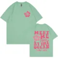 Grünes Vintage Surf Strand T-Shirt mit rosa Hibiskusblüte und Aufdruck auf der Rückseite. - Bohnengrün