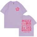 Lavendelfarbenes Kurzarmshirt mit Grafikprint und Hibiskusblüte für Herren und Damen. - Hellviolett