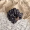 Detalle de cerca de coletero de malla con estampado de leopardo coreano y bonito corazón. - Leopardo Negro Corazón