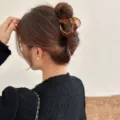 Bruine onregelmatige haarklem, middelgroot voor opgestoken haar haarklauw accessoire. - Bruin