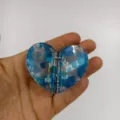 Nahaufnahme der blauen herzförmigen Magnet-Haarklammer mit Blick auf den Mechanismus. - Blau Leopard