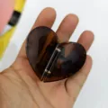 Braune, transparente Herz-Haarspange für Damen, stilvolles Haar-Accessoire im Alltag. - Kaffee