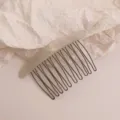 Marmormuster Haarkamm mit Metallzähnen, elegantes Haar-Accessoire-Modell für stilvolle Frisuren. - Perlmuttweiß