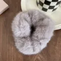 Pluche nepvacht haarscrunchie voor vrouwen, zachte haarband paardenstaart winter haaraccessoire. - Grijs