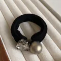 Elastico per capelli nero con cuore in cristallo e ciondolo di perla molto elegante. - Modello a cuore con strass e perle