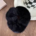 Zwarte faux fur haarelastiek, pluizig pluche haaraccessoire voor dames in de winter. - Zwart