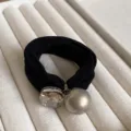 Elegante elastico per capelli nero con cristallo quadrato e una grande perla donna. - Perla Quadrata