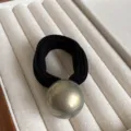 Elegante elastico per capelli nero con grande perla lucida, accessorio minimalista da donna. - Stile Perla