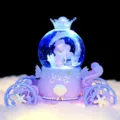 Betoverende paarse zeemeermin koets sneeuwbol met magisch licht en speeldoos ornament. - Zeemeermin Prinses - Zittende Stijl (2065) / M / Paars