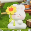 Süße weiße Kaninchen Figur hält gelbe Blume Desktop Dekoration Miniatur Landschaft Kunst Handwerk - 972 Sonnenblume