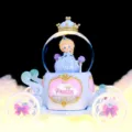 Blauwe prinsessenkoets kristallen bol muziekdoos met roterend, lichtgevend sneeuwontwerp. - Dromerige Prinses Koets (2072) / MK Middel 80 Sneeuwval + Gekleurd Licht / Blauw / 32.5