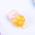 Süßes rosa Schweinchen im gelben Schlafsack, niedliche Desktop-Figur und Deko-Ornament. - 965 Hähnchenschenkel